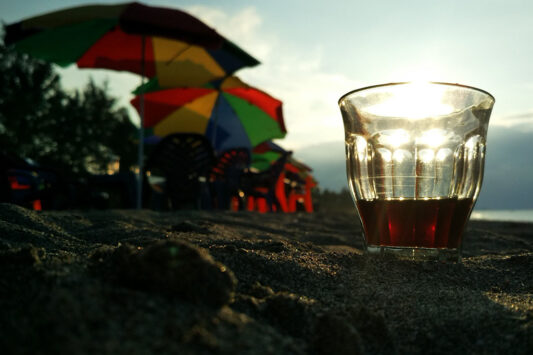 Segelas kopi di Pantai Jangka. @Zeds