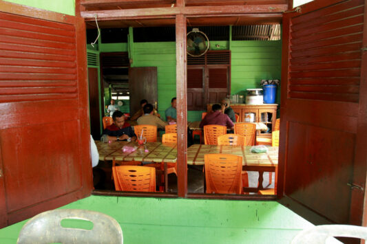 Suasana warung Nek Ni @Taufik Ar Rifai