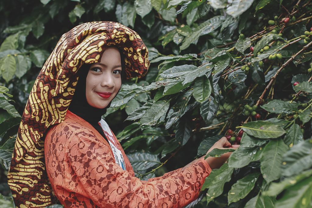 Dengan berbusana tradisional Gayo, Nurul siswa kelas 6 SD Rembele ikut meramaikan Festival Panen Kopi Gayo 2018. (Foto Breedie/Fauzan My)