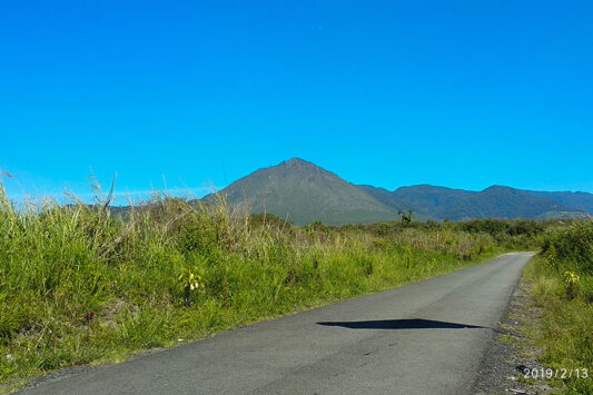 Garis puncak gunung Burni Telong terlihat jelas dengan latar langit biru. Foto di potret dari Kampung Rembele, Bener Meriah pada Rabu, 13 Februari 2019. (Foto Breedie/Fauzan)