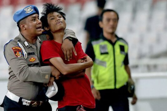 Suporter Timnas Indonesia diamankan polisi saat ricuh dalam laga melawan Malaysia di Stadion Utama Gelora Bung Karno, Kamis (5/9/2019). @bola.net