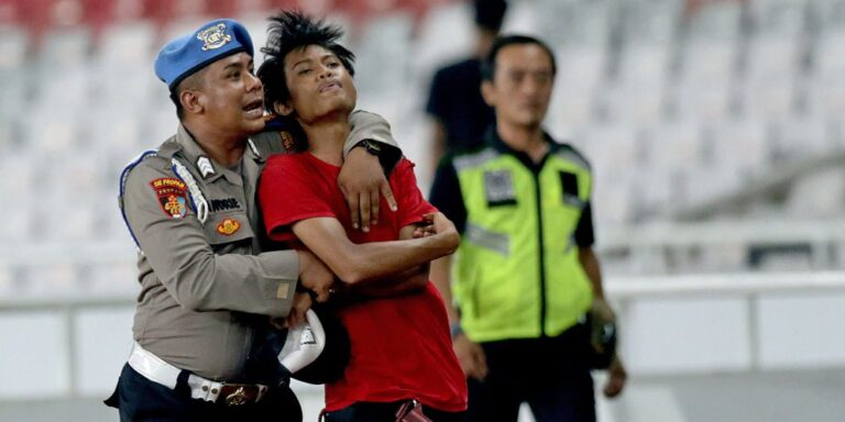 Suporter Timnas Indonesia diamankan polisi saat ricuh dalam laga melawan Malaysia di Stadion Utama Gelora Bung Karno, Kamis (5/9/2019). @bola.net