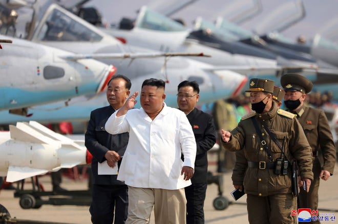 Kim Jong Un bersama bawahannya. @usatoday.com