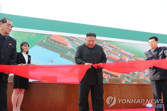 Kim Jong Un memotong pita. @Yonhap