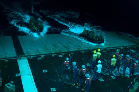 Marinir Amerika di kapal amfibi USS Bonhomme Richard di Laut Cina Timur. (Foto milik Angkatan Laut AS)