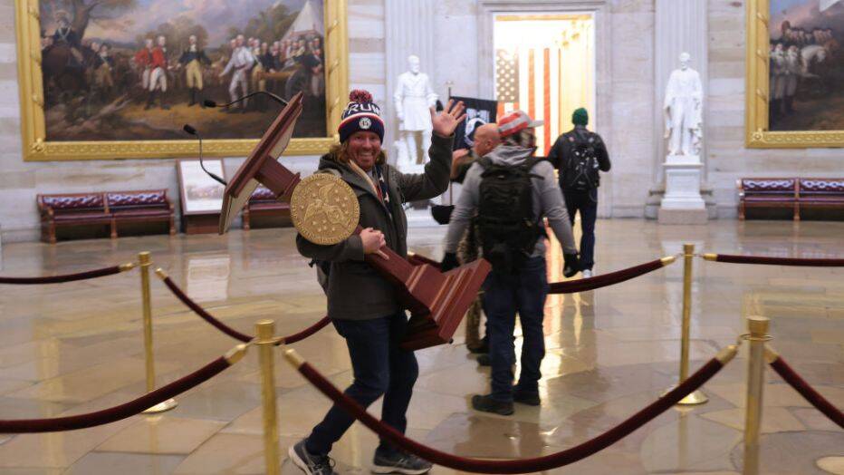 Pendukung Trump membawa 'oleh oleh' dari dalam Gedung Kongres Amerika Serikat. (©fox5dc.com)