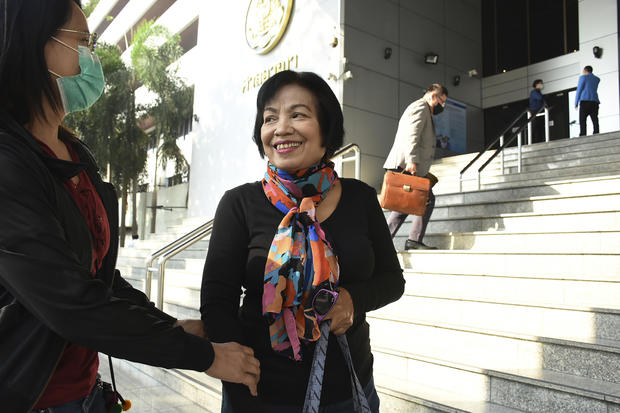 Anchan, berbicara dengan temannya saat dia tiba di Pengadilan Kriminal Bangkok, Selasa, 19 Januari 2021. (© cbsnews.com)