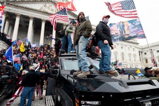 Pendukung Trump di depan Gedung Kongres Amerika Serikat. (©fox5dc.com)