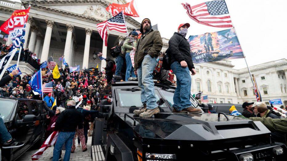 Pendukung Trump di depan Gedung Kongres Amerika Serikat. (©fox5dc.com)