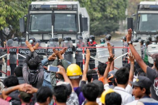 Pengunjuk rasa Myanmar berhadapan dengan polisi.(@news.sky.com)