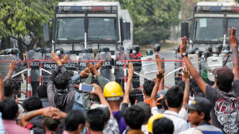 Pengunjuk rasa Myanmar berhadapan dengan polisi.(@news.sky.com)