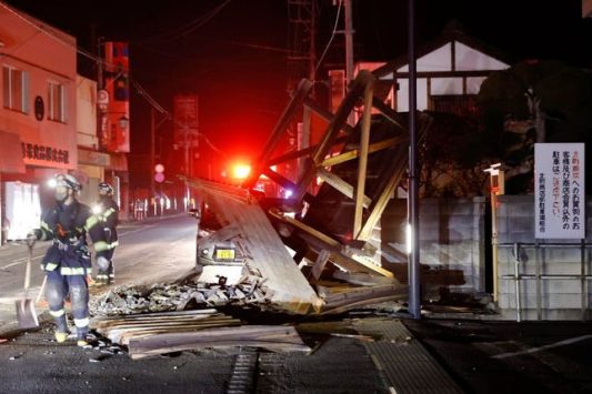 Kerusakan akibat gempa 7,3 SR.@theguardian.com