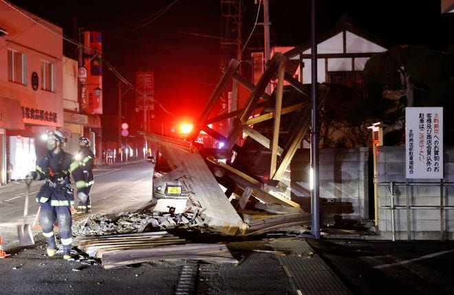 Kerusakan akibat gempa 7,3 SR.@theguardian.com