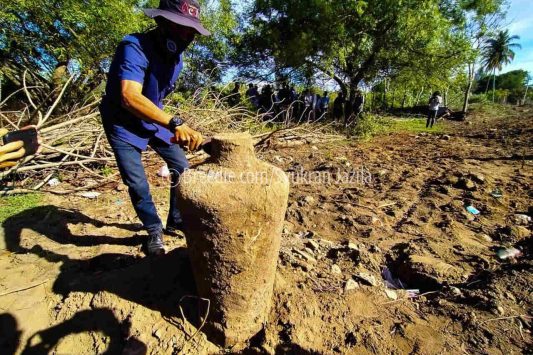 Batu nisan yang ditemukan di Baitussalam, Aceh Besar.@Syukran Jazila