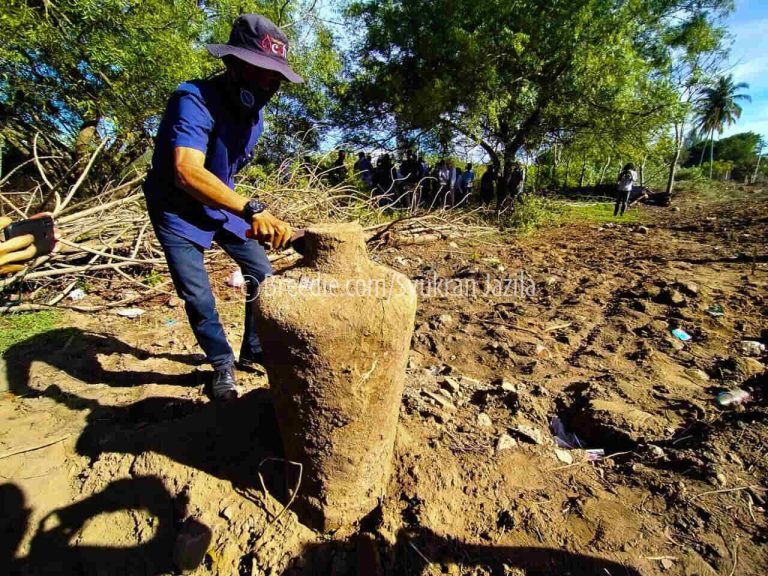 Batu nisan yang ditemukan di Baitussalam, Aceh Besar.@Syukran Jazila