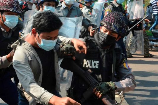 Demonstran ditahan polisi saat unjuk rasa di Mawlamyine, Myanmar, 12 Februari 2021. @france24.com