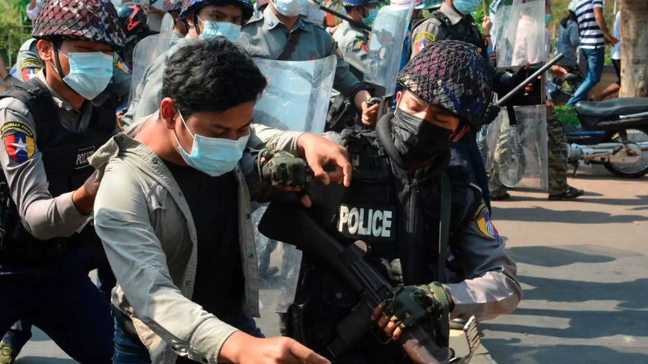 Demonstran ditahan polisi saat unjuk rasa di Mawlamyine, Myanmar, 12 Februari 2021. @france24.com