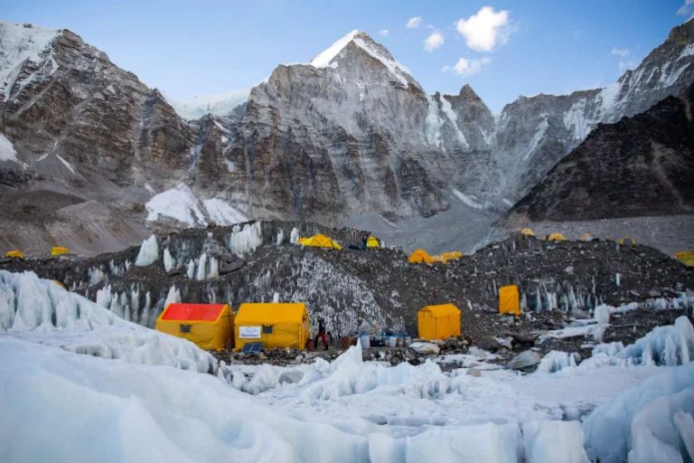 Tenda pendaki di base camp Everest. (Foto Balazs Mohai / EPA / Aljazeera)