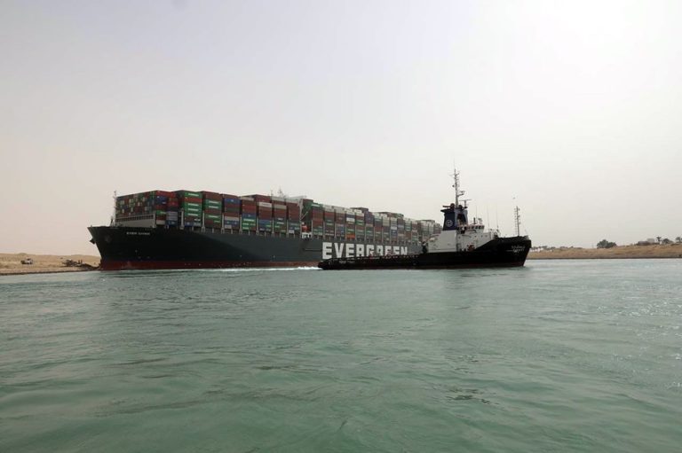 Kapal Kargo Ever Given Kandas di Terusan Suez.(@AP)