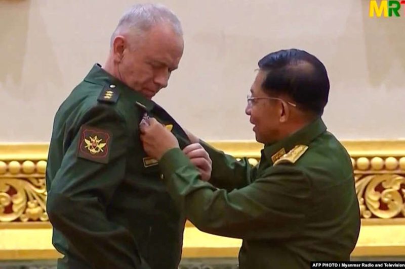 Aleksandr Fomin (kiri) menerima medali dari bos junta militer Burma Min Aung Hlaing, pada 26 Maret. (©RFERL)