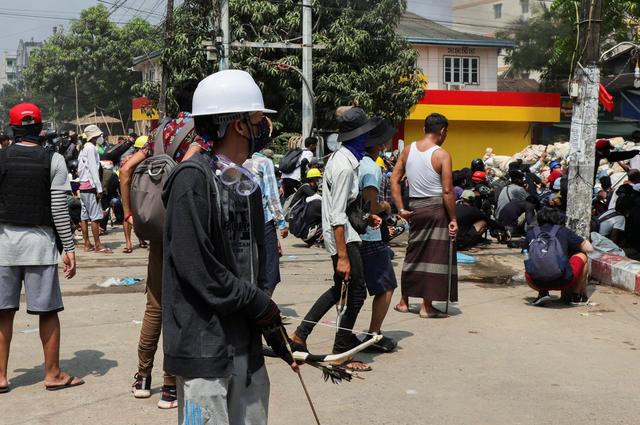 Pengunjuk rasa dengan busur panah. (©Reuters)