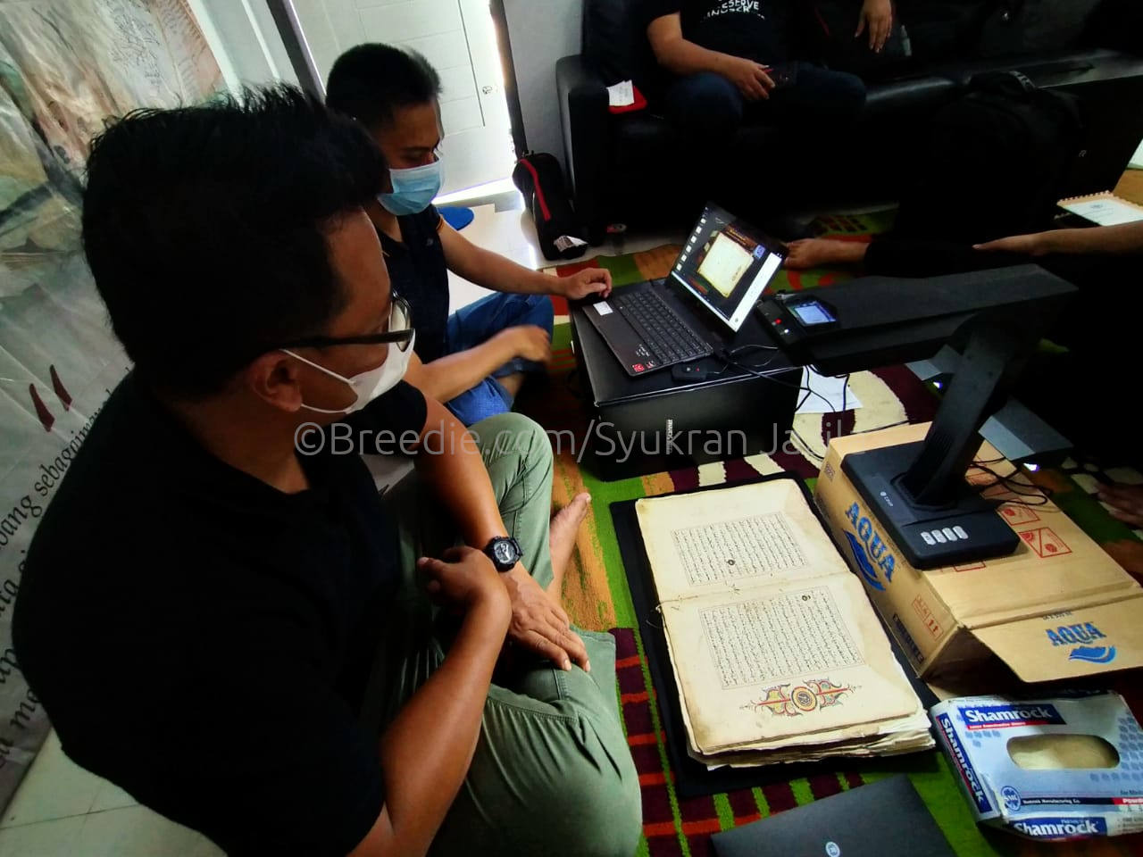 Proses pelestarian manuskrip kuno Aceh. (©Breedie.com/Syukran Jazila)