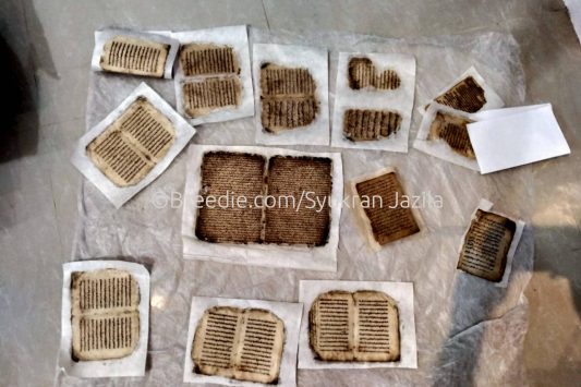 Manuskrip kuno Aceh di rumah Cek Midi. (©Breedie.com/Syukran Jazila)
