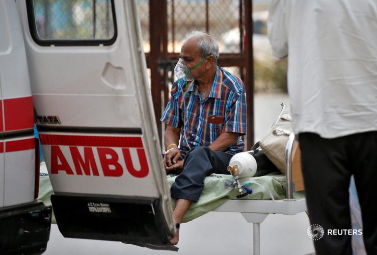 Pasien covid 19 di India dengan tabung oksigen.©REUTERS