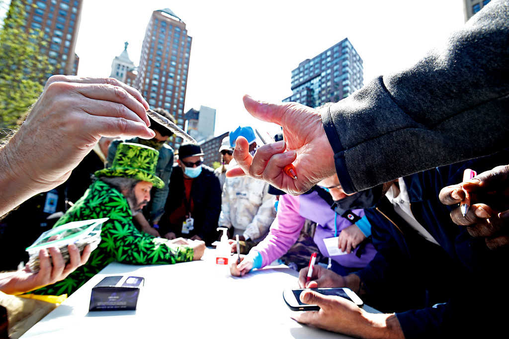 Ganja gratis untuk penerima vaksin corona di New York. (©New York Post)