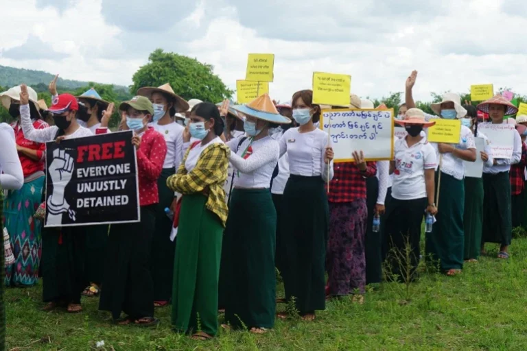 Para guru ambil bagian dalam demonstrasi gerakan pembangkangan sipil menentang kudeta militer di distrik Dooplaya, negara bagian Karen, Myanmar. Foto: [KNU Dooplaya District / Handout via AFP]