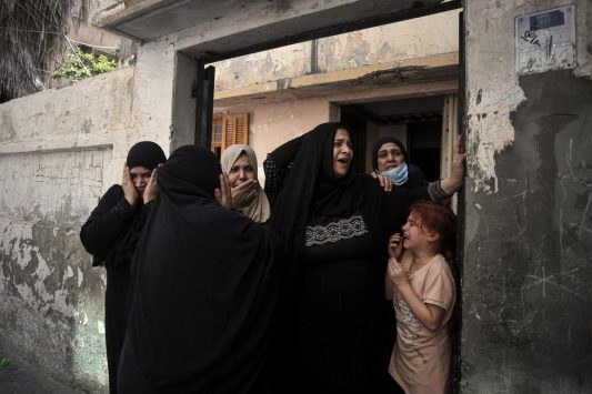 Keluarga Palestina di Khan Younis, Jalur Gaza bagian selatan, menangis saat pemakaman kerabatnya yang menjadi korban serangan udara Israel, Kamis, 20 Mei 2021. (Foto AP / Yousef Masoud)