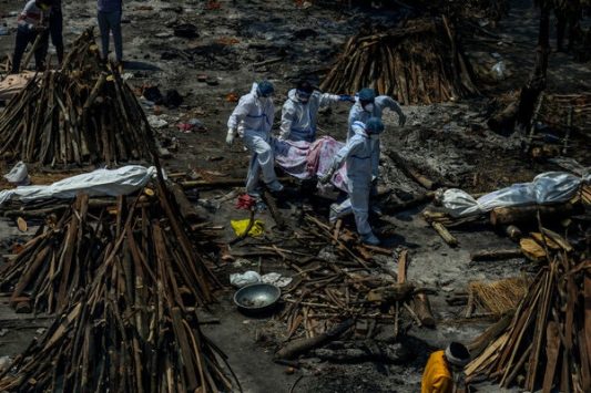 Pemandangan di tempat pembakaran mayat korban corona di New Delhi. ©NY Times