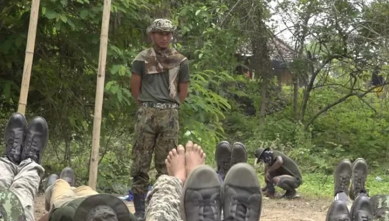 Mayor Hein Thaw Oo melatih rekrutan di wilayah perbatasan yang dikuasai pemberontak. ©Myanmar Now