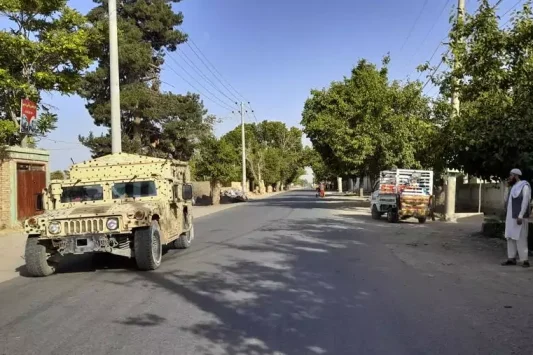 Humvee milik tentara Afghanistan berpatroli di kota Kunduz, utara Kabul, Afghanistan, Senin, 21 Juni 2021. Foto: AP