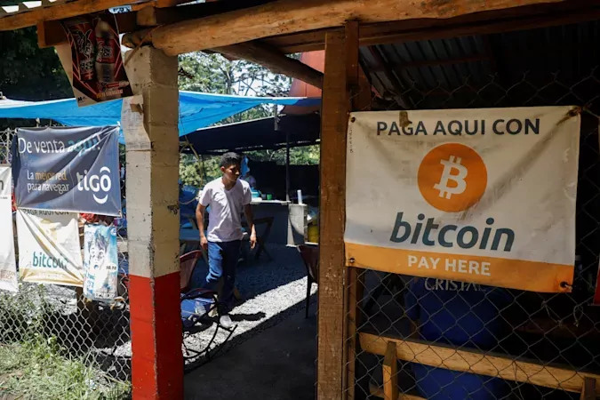 Spanduk di sebuah gerai di El Salvador yang menyatakan menerima Bitcoin. Foto: Reuters