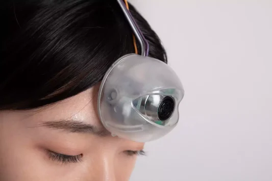 Robot mata ketiga memiliki bodi plastik tembus pandang. Foto: Deezen