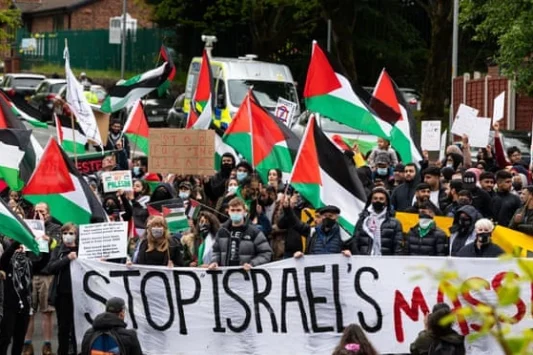 Para pengunjuk rasa di luar fasilitas yang digunakan produsen senjata Israel Elbit di Oldham, Inggris. Foto: Kenny Brown/Rex/Shutterstock