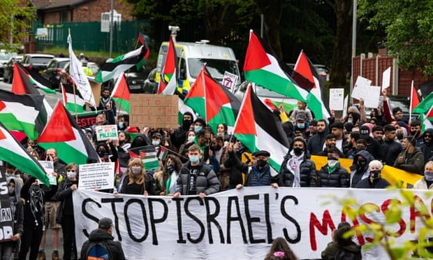 Para pengunjuk rasa di luar fasilitas yang digunakan produsen senjata Israel Elbit di Oldham, Inggris. Foto: Kenny Brown/Rex/Shutterstock