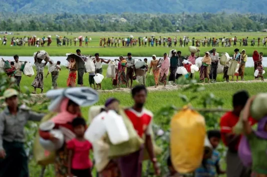 Pengungsi Rohingya menuju kamp pengungsian dekat Cox's Bazar, Bangladesh, 19 Oktober 2017. Foto: Reuters