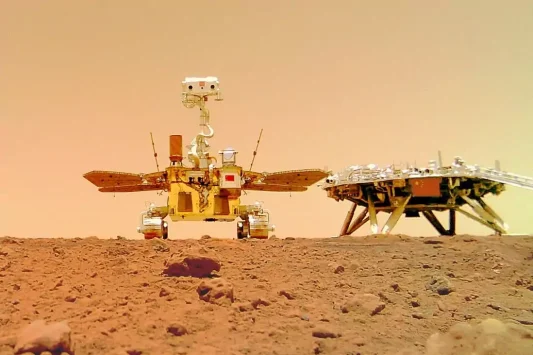 Rover penjelajah Zhu Rong (kiri) dan platform pendaratannya di Mars. Foto: Xinhua