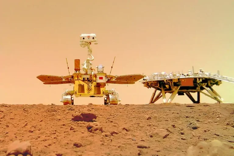 Rover penjelajah Zhu Rong (kiri) dan platform pendaratannya di Mars. Foto: Xinhua